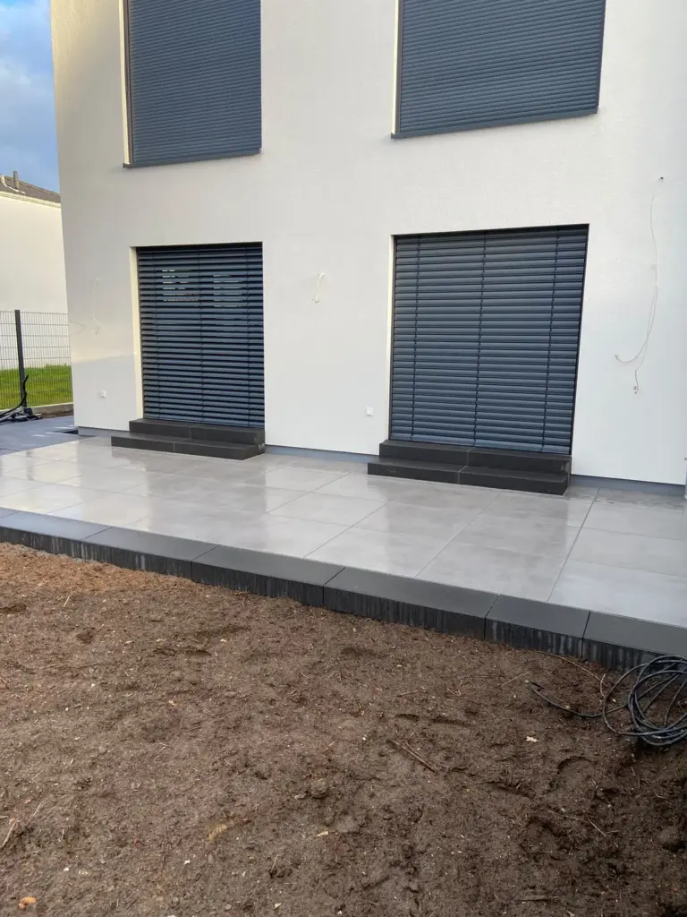 Neue Terrasse aus großformatigen Platten an einem Neubau